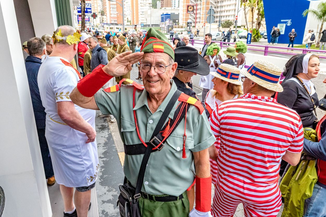 Los británicos desafían a la lluvia y celebran su "Fancy Dress Party" en Benidorm