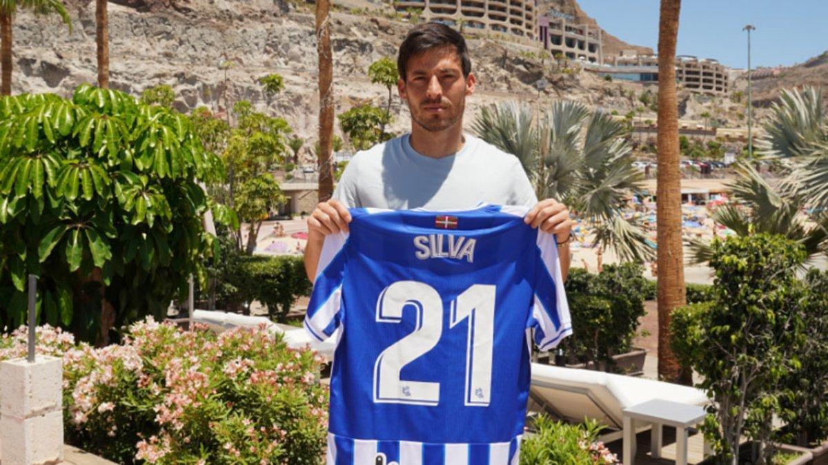 David Silva posa con su nueva camiseta