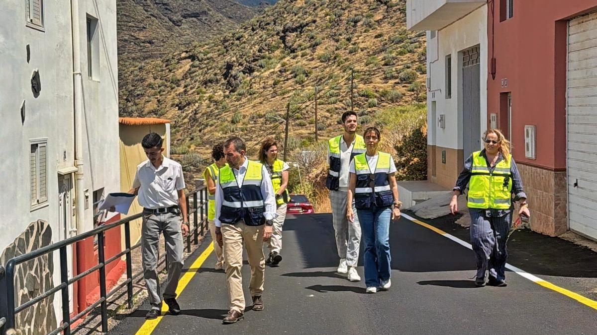 El alcalde y el presidente de la asociación de vecinos de El Suculum recorre la calle Pimentel junto a 'equipo Anaga' de Santa Cruz.