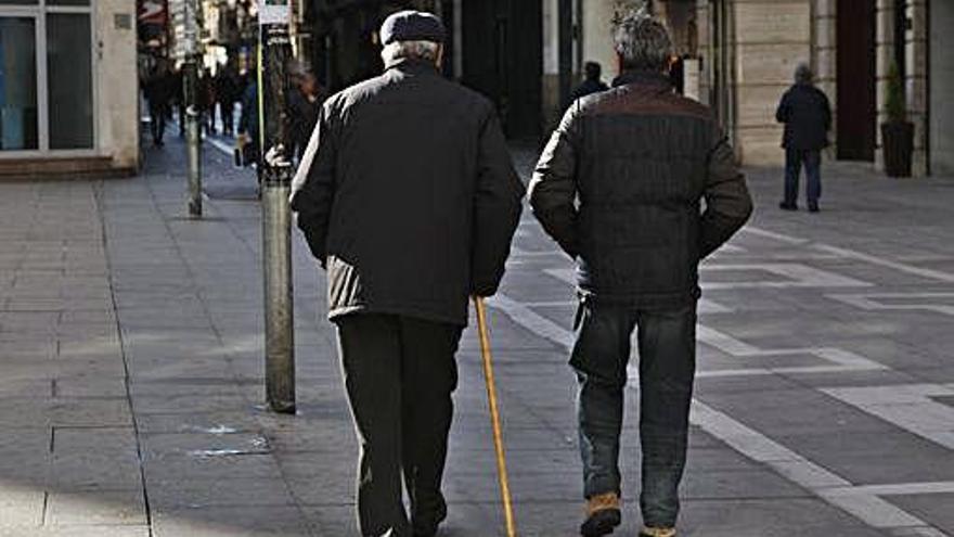 Dos jubilados pasean por Santa Clara.