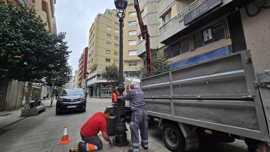La orina de los perros también causa importantes daños en el mobiliario urbano de Vilagarcía