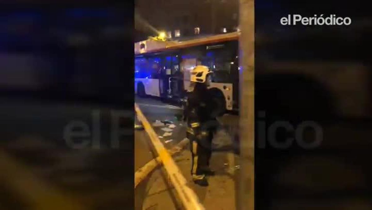 El autobus siniestrado en la calle de Doctor Ferran, en Barcelona