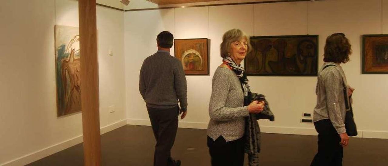 Público, ayer, en la exposición de Marga Sancho, en Noreña.