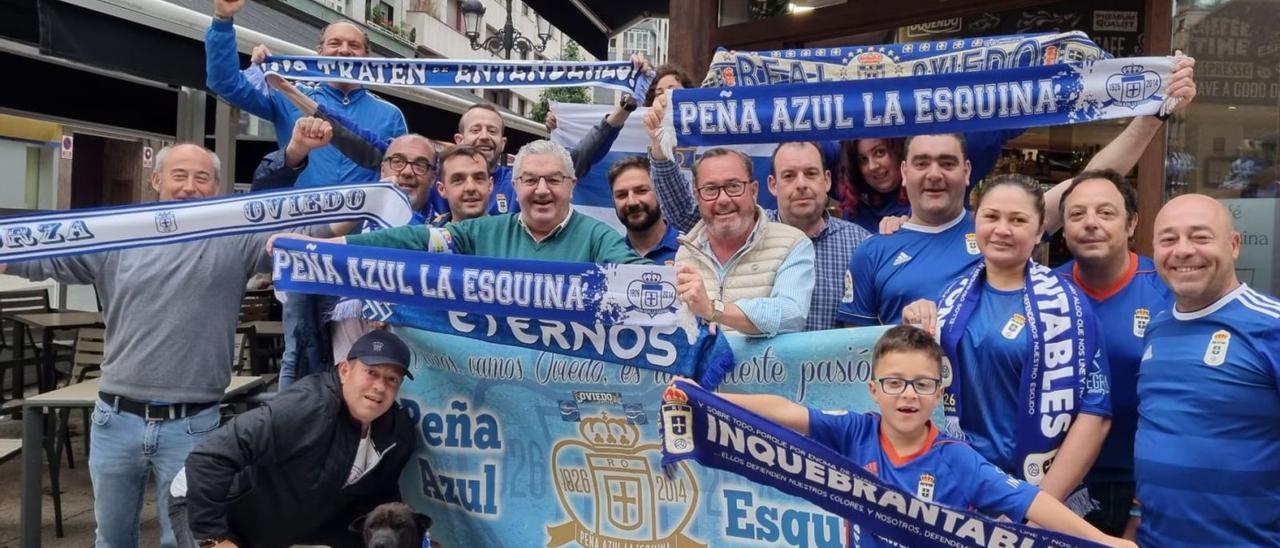 Desde la izquierda, en primera fila, José Pulgar, Fran Abello (agachado) con su perro “Bruno”, Marcelino Martínez, Ismael Argüelles, Tomás Famos, Miguel Angel Bernardo, Enrique Rivero “Suso”, Iván Arguelles, Juan Heres, Ivania de Zouza, Quique Fernández y Paco González, con el pequeño Lucas Álvarez delante. En la fila de atrás, Juan Piñera, Ignacio Vázquez, Carmen González (tapada) y Ana Díaz. | X. Fernández