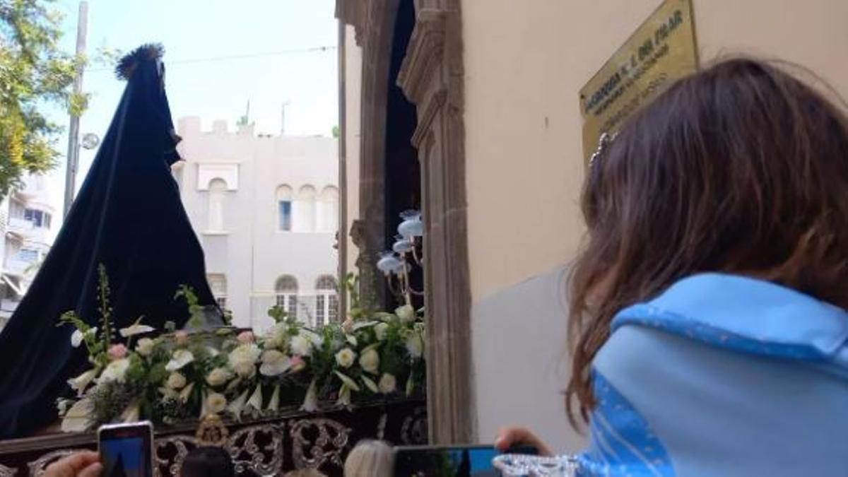La Virgen de las Angustias, a su entrada en la iglesia del Pilar.