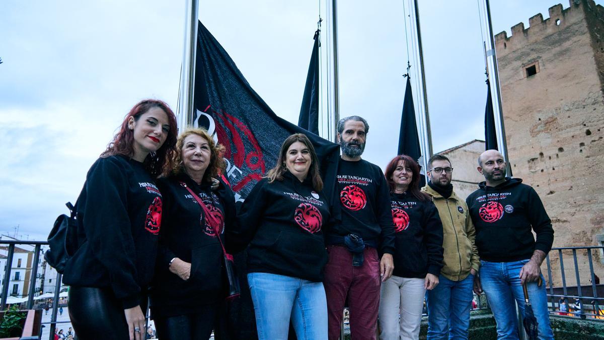 Izado de la bandera Targaryen.