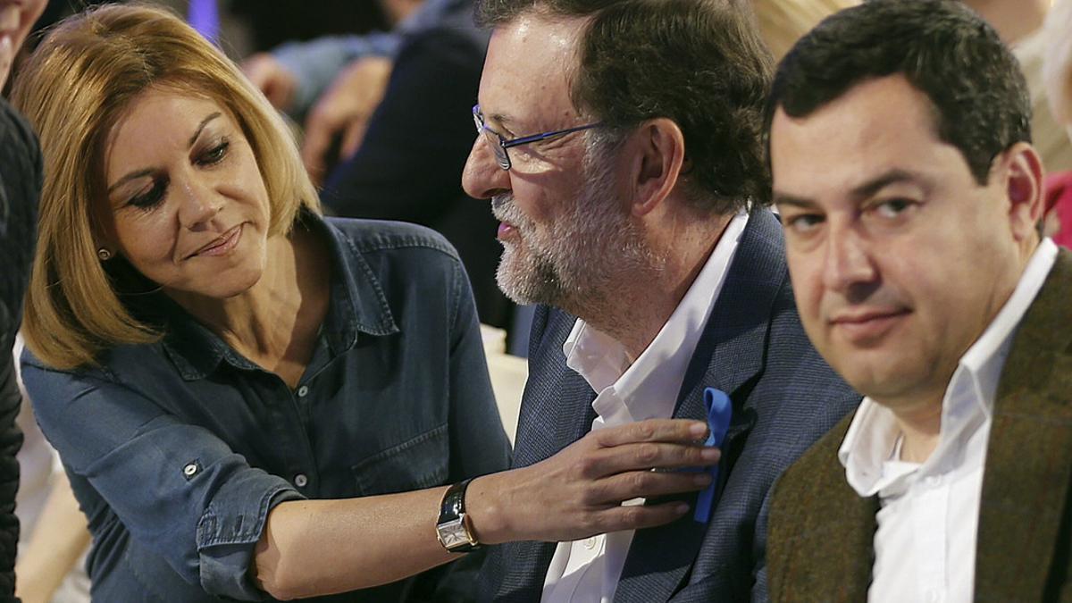 El líder del PP y presidente del Gobierno en funciones, Mariano Rajoy, con la secretaria general del partido, María Dolores de Cospedal, y el presidente del PP-A, Juanma Moreno, en un acto del partido hoy, en Sevilla