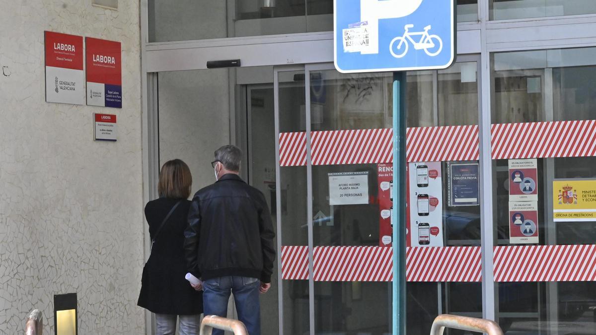 Dos personas entran en las oficinas de Labora situadas en el centro de la ciudad de Castelló.
