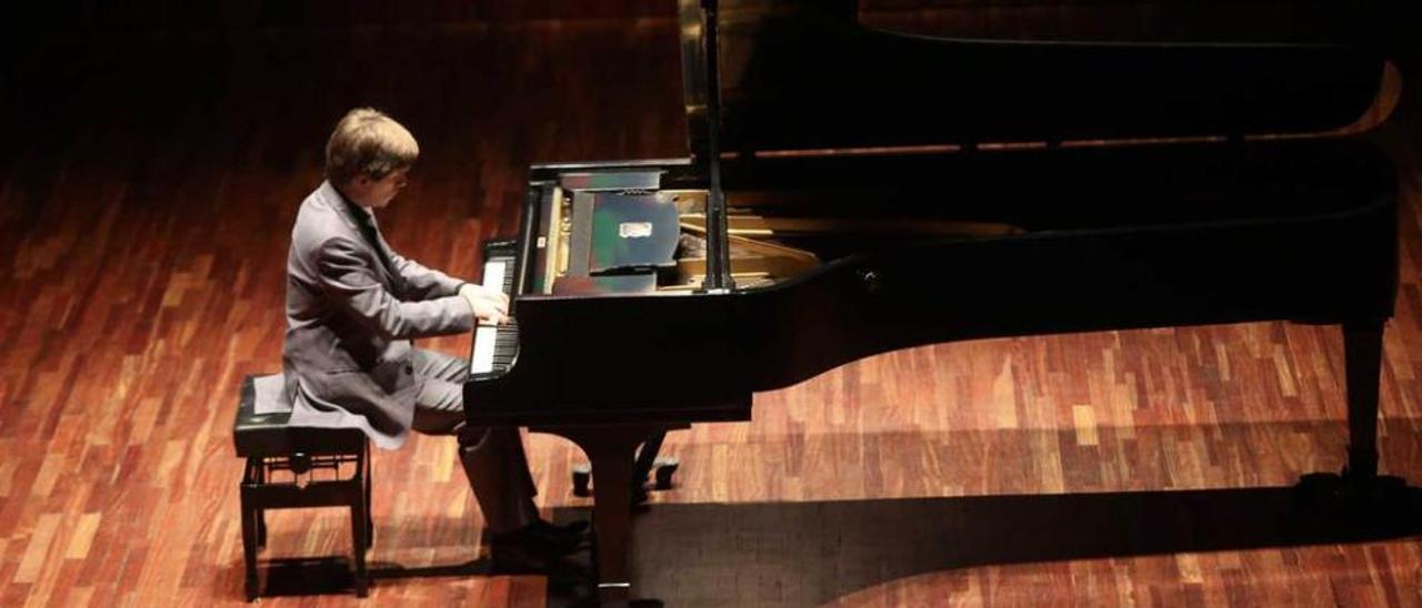 Mario Prisuelos, ayer, durante el concierto de la Sociedad Filarmónica Avilesina.