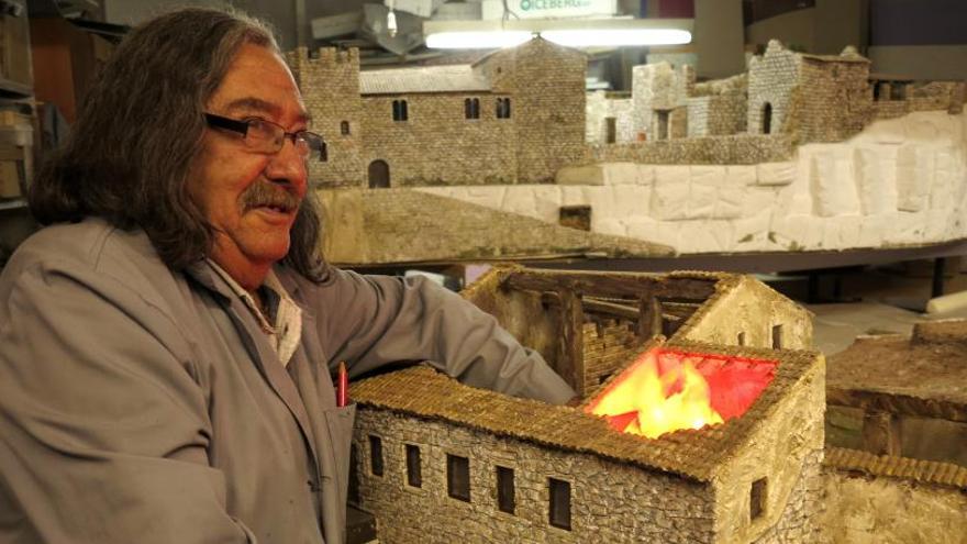 Josep Maria Cots al costat d&#039;un pessebre monumental