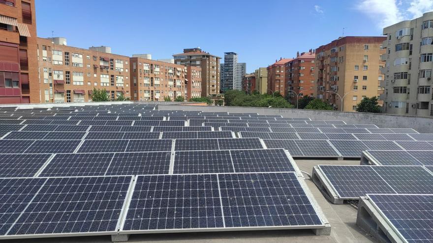 Colegios cacereños dan luz a sus vecinos