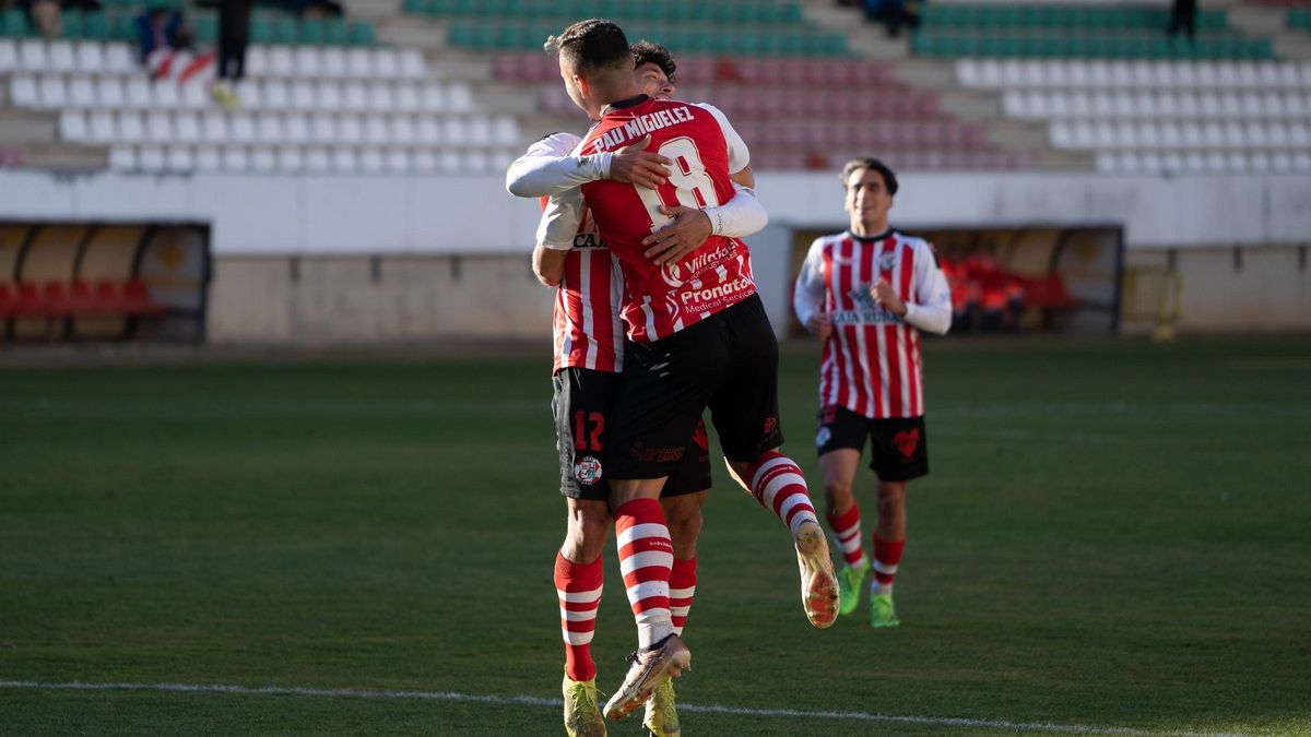 Viana y Pau Miguélez celebran un gol del Zamora CF