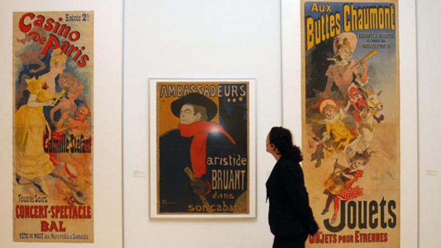 La imagen muestra la popular obra de Toulouse-Lautrec sobre el cantante de cabaret Aristide Bruant (en el centro) flanqueada por dos piezas de Jules Chéret, uno de los grandes maestros del arte del cartel.