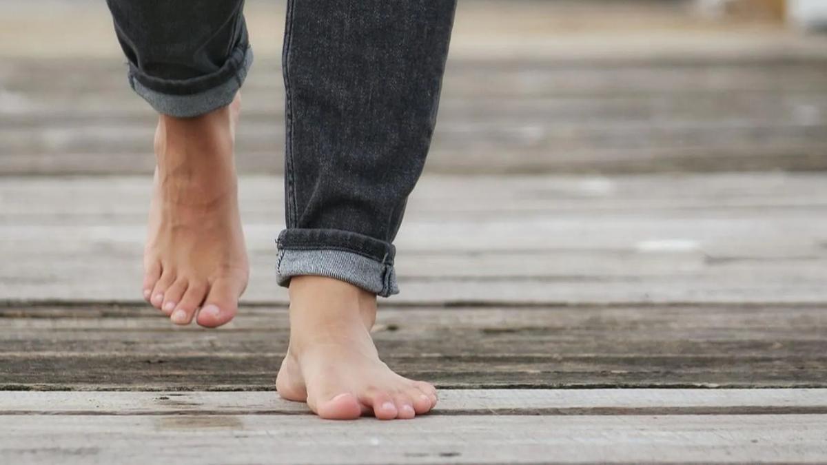 Caminar descalzo, clave para la salud