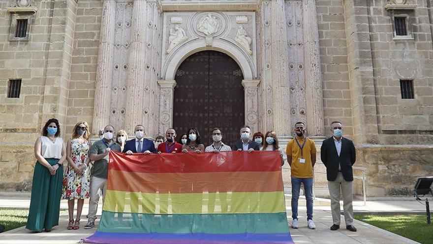 La bandera LGTBI llega al Parlamento andaluz