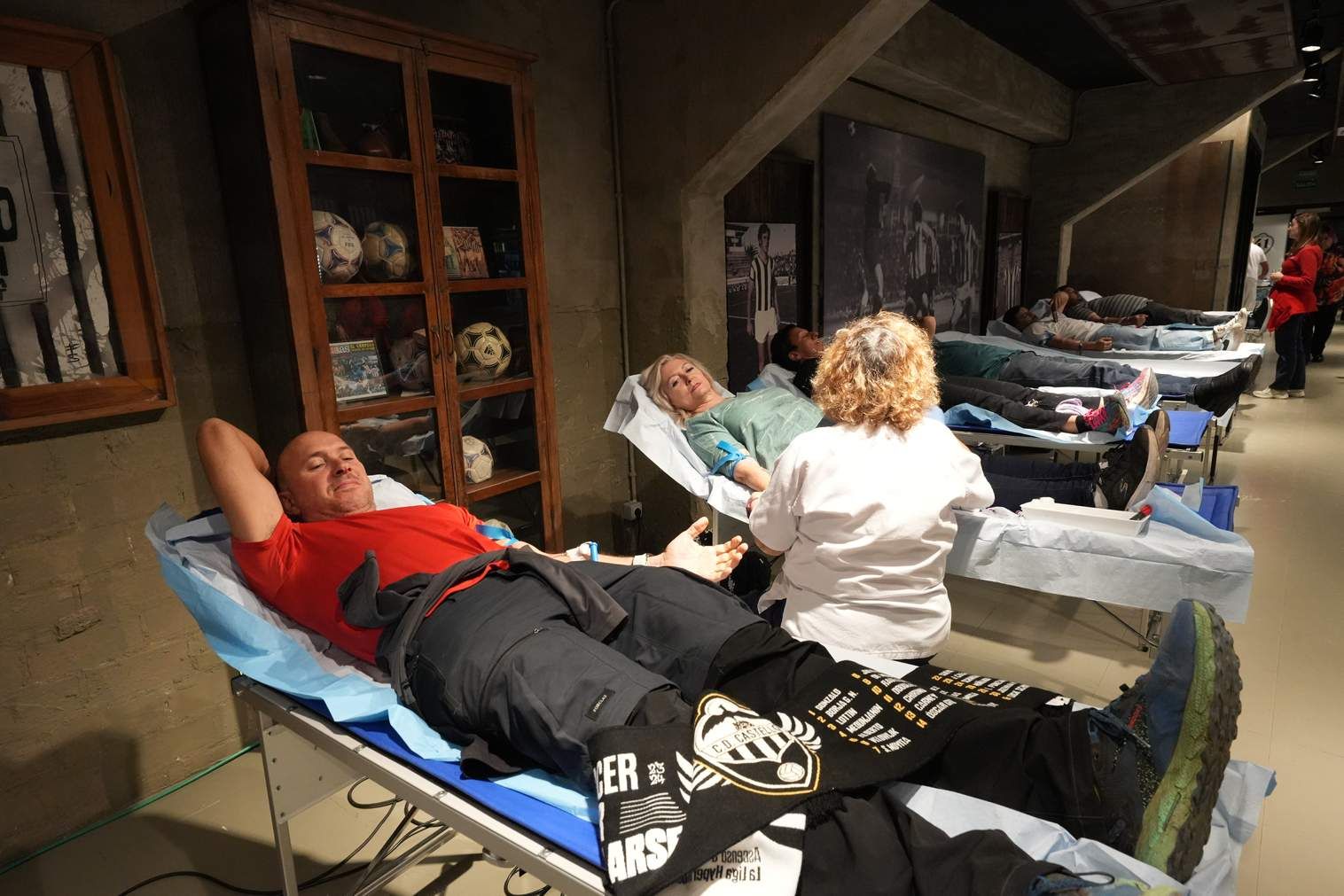 Galería | La afición del Castellón se vuelva en la donación de sangre en Skyfi Castalia