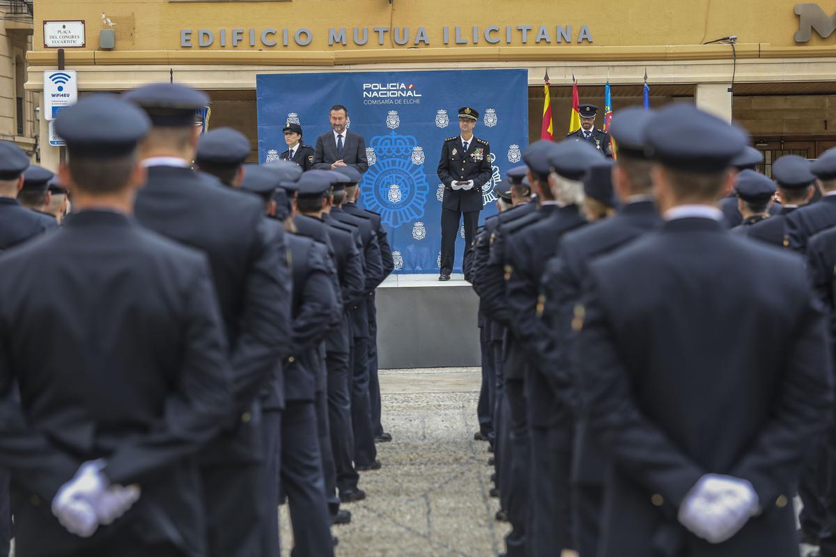 Acto del patrón de la Policía Nacional este 2022 junto a la basílica de Santa María de Elche