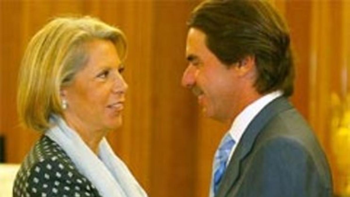 García-Valdecasas recibe la felicitación de Aznar tras jurar el cargo de ministra de Administraciones Públicas, el 4 de septiembre del 2003.