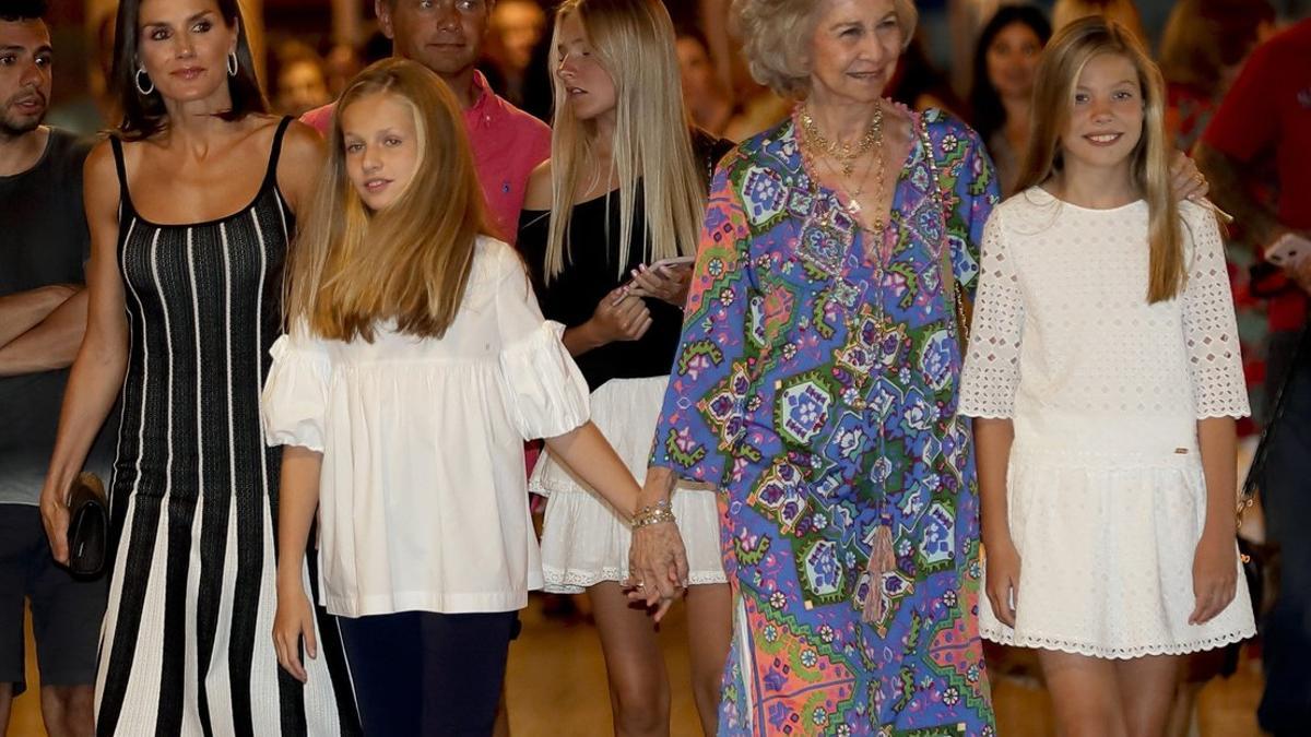 La reina Letizia, la princesa Leonor, la infanta Sofía y la reina emérita Sofía, a su salida del Auditorio de Palma, anoche.