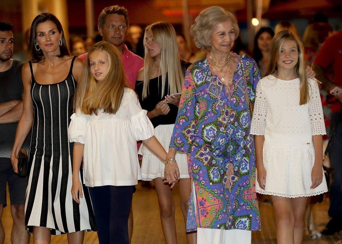 GRAF2042. PALMA DE MALLORCA, 03/08/2019.- La reina Letizia junto a sus hijas y la reina Sofía a la salida esta noche del Auditorio de Palma de Mallorca tras presenciar El lago de los cisnes. EFE/ Ballesteros