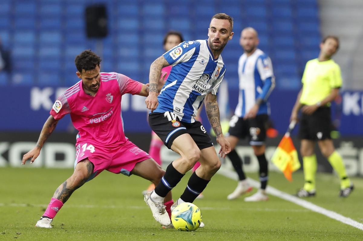 RCD Espanyol´s Sergi Darder (R) in action against Osasuna´s Ruben Garcia (L) during a Spanish LaLiga soccer match between RCD Espanyol and Osasuna at RCDE Stadium in Cornella, Barcelona, Spain, 08 May 2022. EFE/Andreu Dalmau