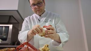 Manuel Costiña prepara un centollo en su restaurante de Santa Comba.