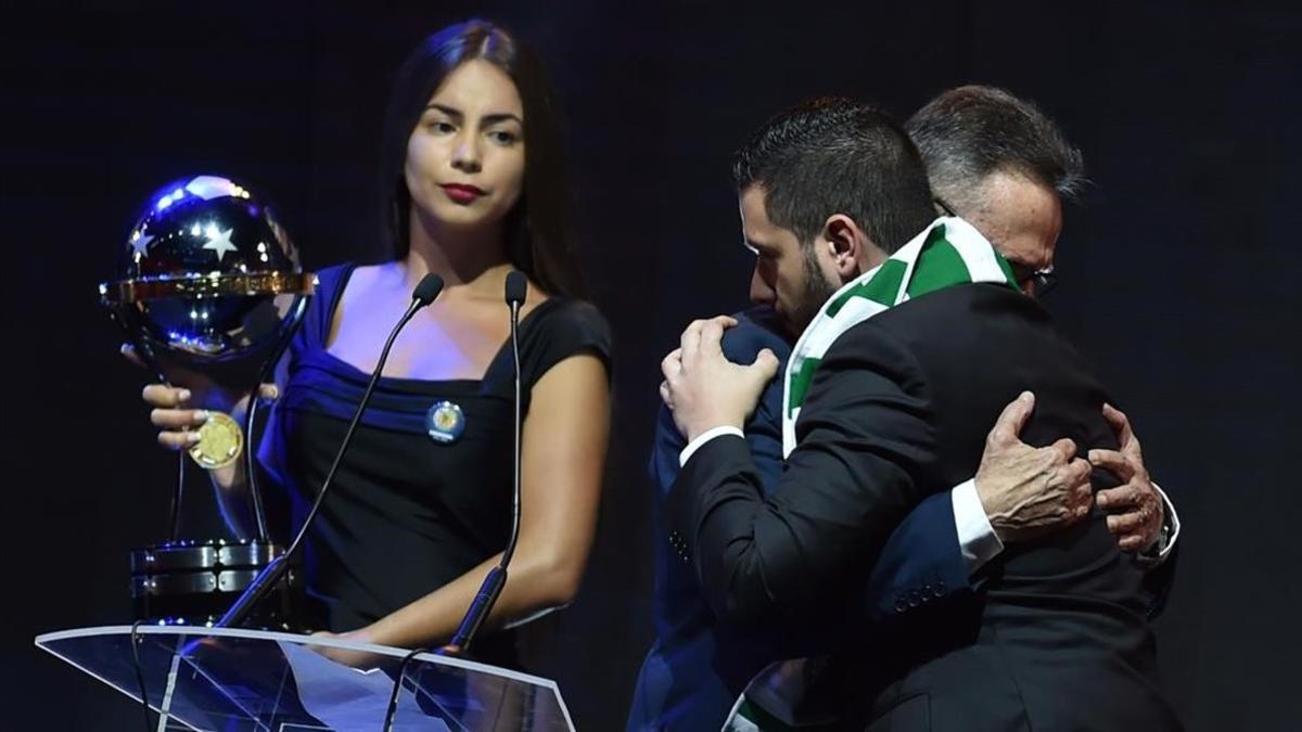 Emotiva entrega de la Copa Sudamericana al Chapecoense, en Paraguay