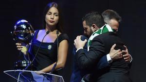 Emotiva entrega de la Copa Sudamericana al Chapecoense, en Paraguay.