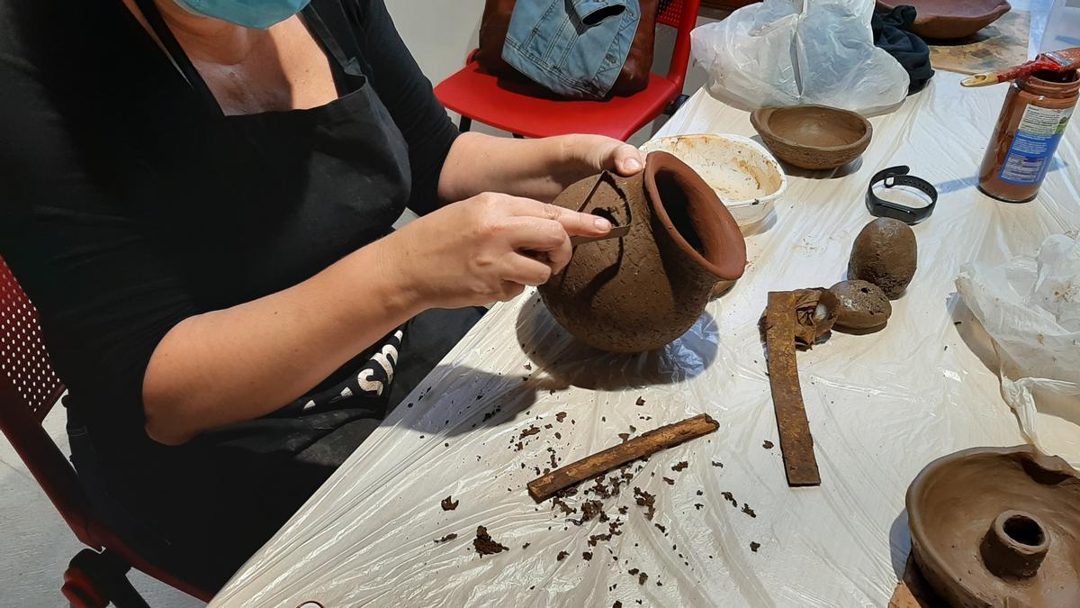 Una artesana en pleno trabajo de alfarería