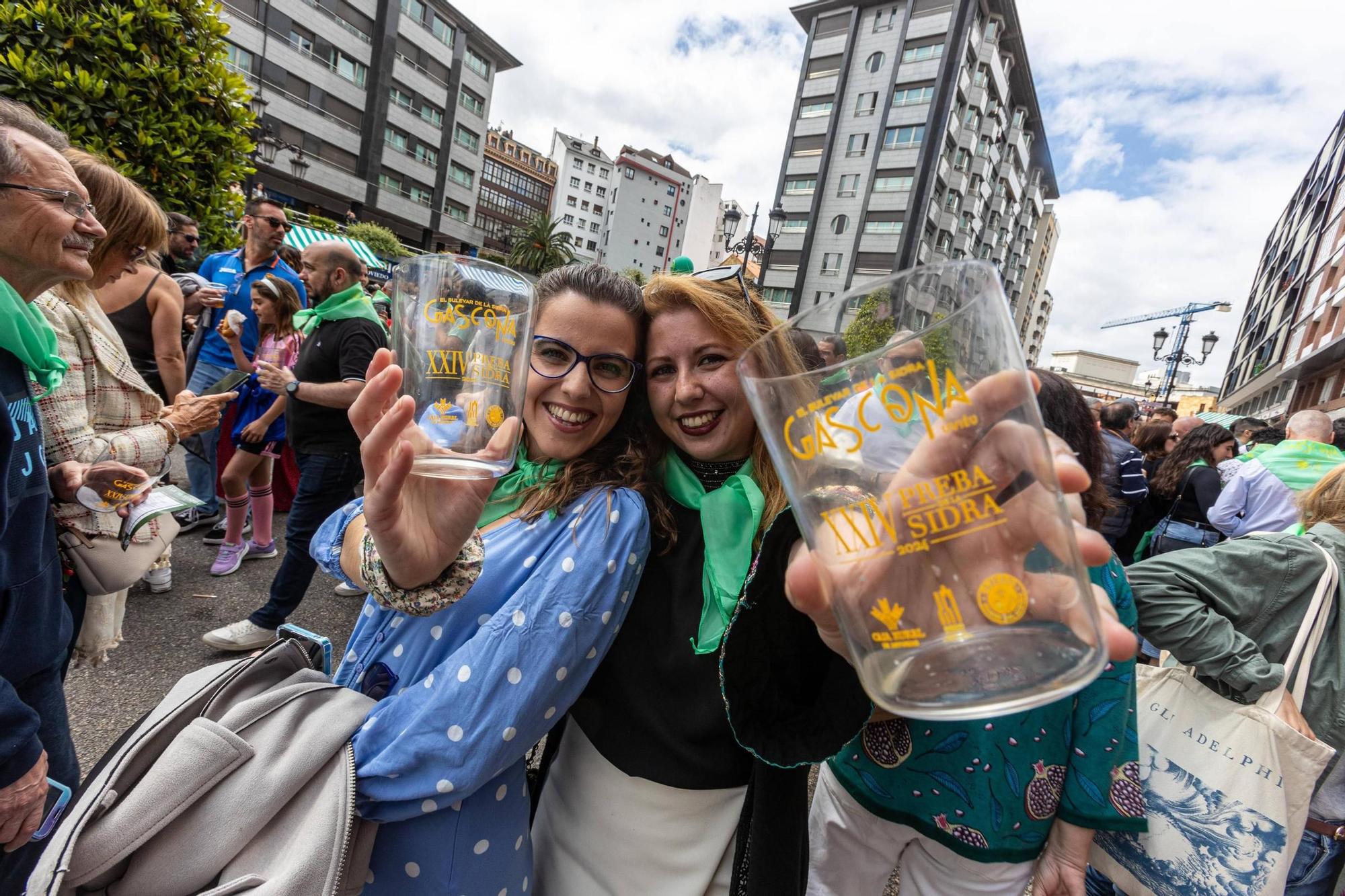 EN IMÁGENES: El buen tiempo y el oviedismo maridan una preba de la sidra multitudinaria en Gascona