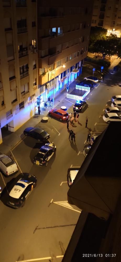 Los vecinos de la calle Carcagente de Castelló, hartos por la inseguridad que se respira en la zona.