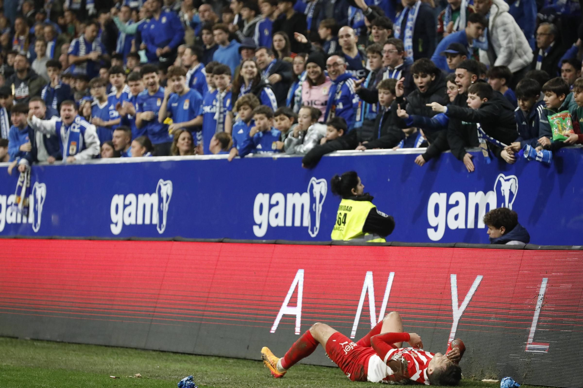 Así fue el derbi asturiano: todas las fotos del encuentro entre el Oviedo y el Sporting en el Tartiere