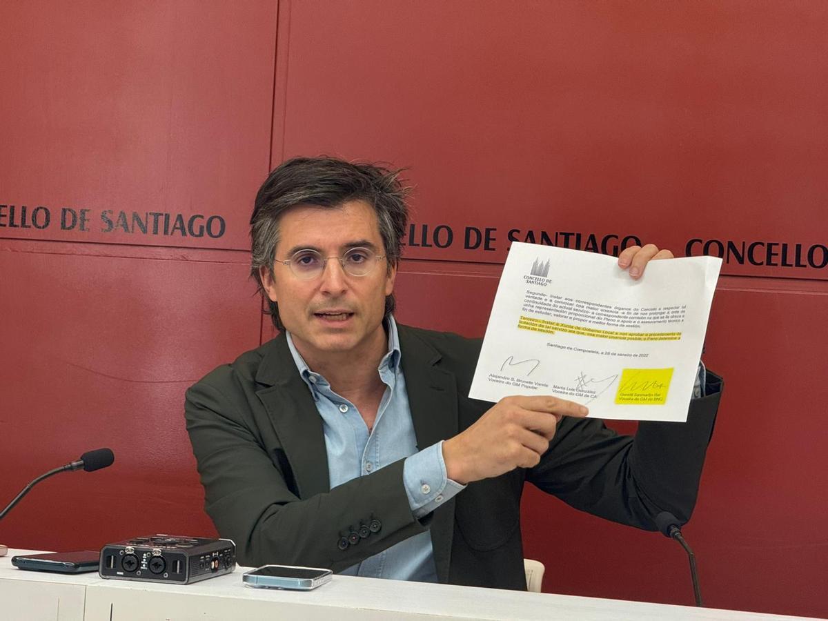 Borja Verea mostra o documento asinado por Goretti Sanmartín