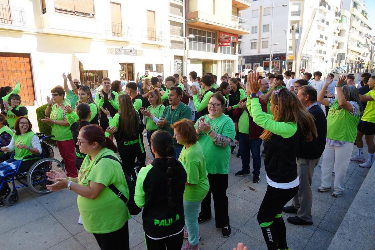 Alumnos del IES Antonio María Calero con usuarios y personal de Afemevap.