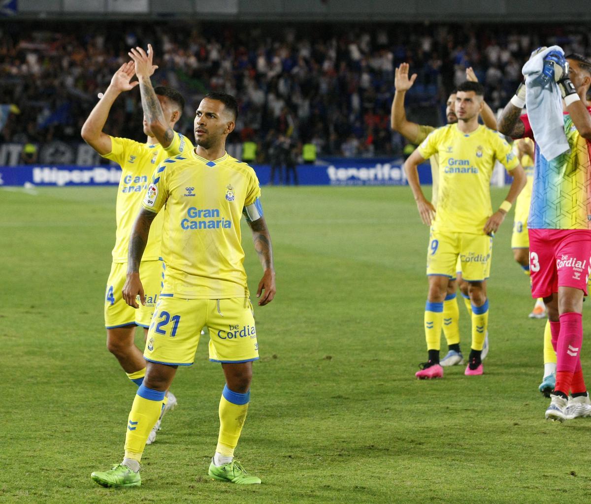 Viera se dirige al sector de fieles de la UD, en el Heliodoro, el pasado 1 de junio.