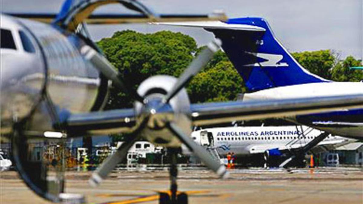 Aviones de Aerolíneas Argentinas en un aeropuerto bonaerense.