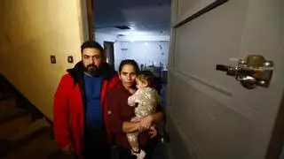 Una familia okupa, víctima de la precariedad: "Alquilar un piso es imposible"