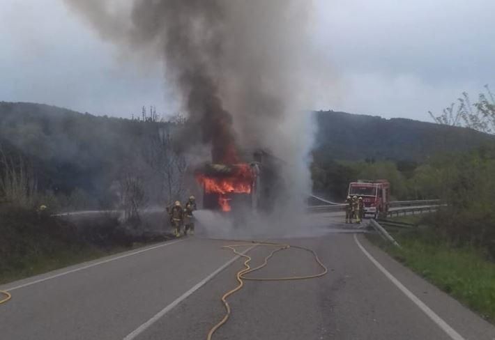 Un camió queda totalment calcinat a Arbúcies