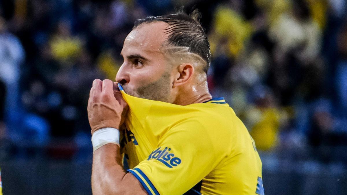 Jesé Rodríguez besa el escudo de su elástica amarilla.