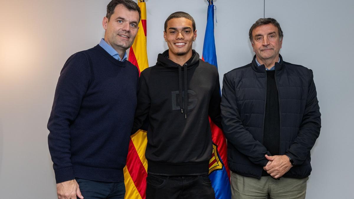 El directivo Joan Soler, Joao Mendes y el director del fútbol formativo, José Ramon Alexanco