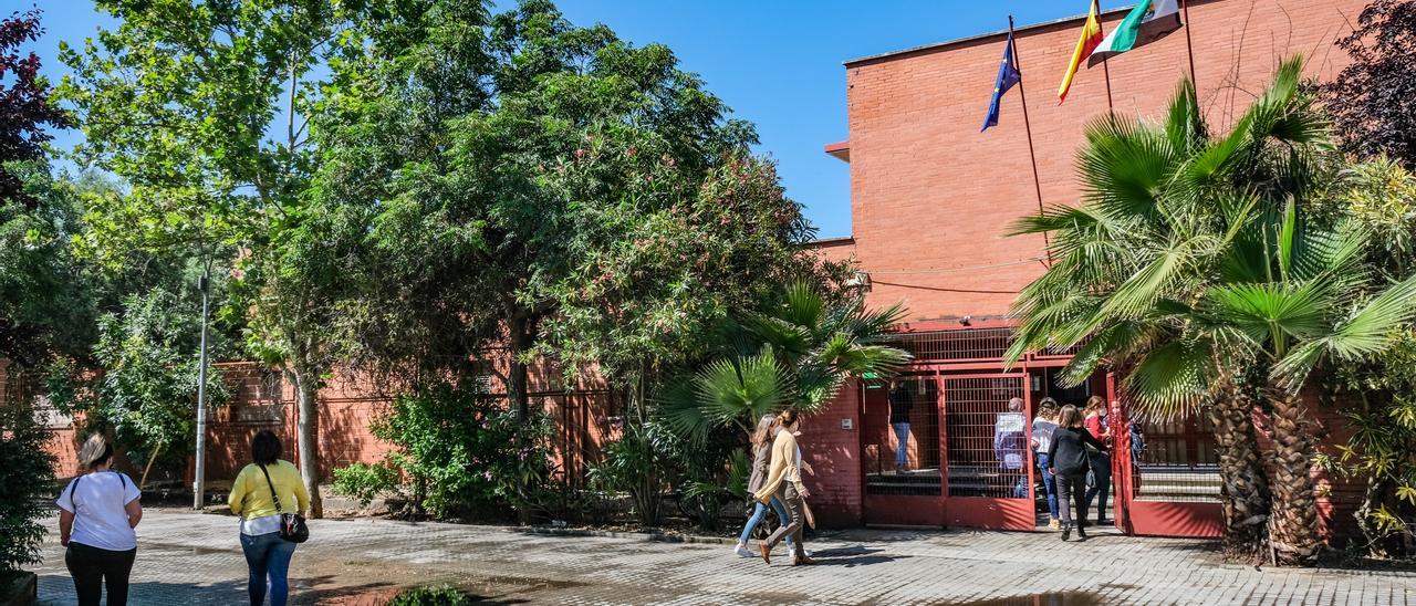 Varias personas acceden al instituto Bioclimático de Badajoz.