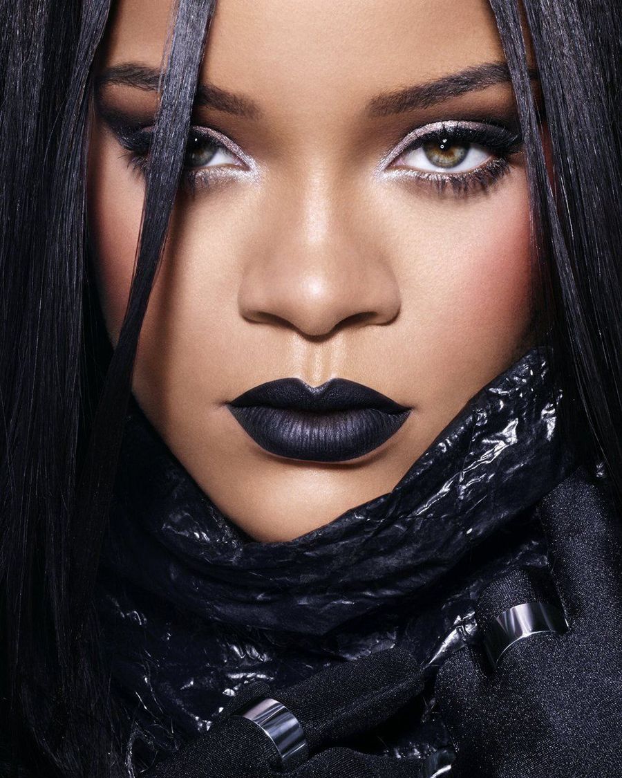 Rihanna con los labios negros