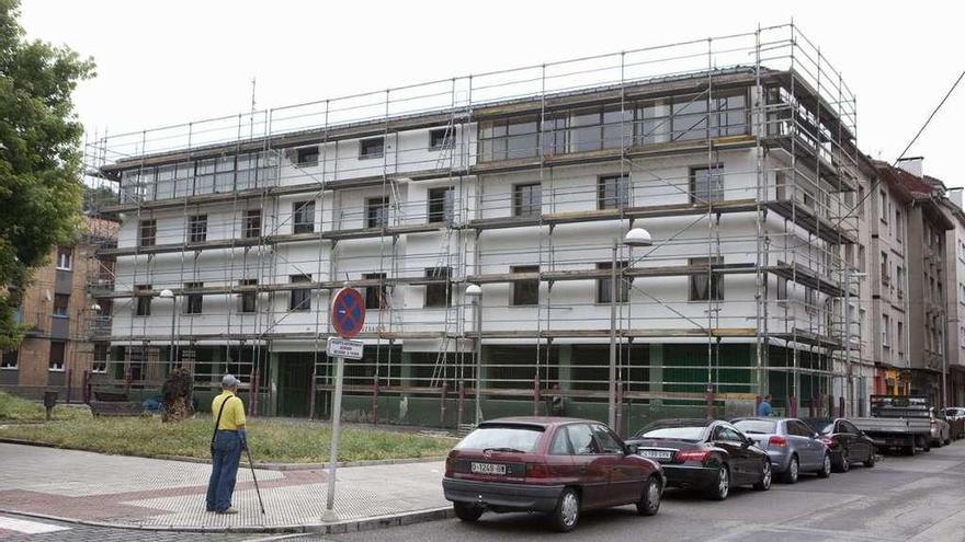 Los Juzgados, con los andamios colocados para la reparación de la fachada.