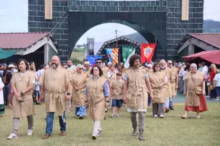 Una multitud de Exconxuraos en Llanera: la fiesta medieval bate récords de asistencia