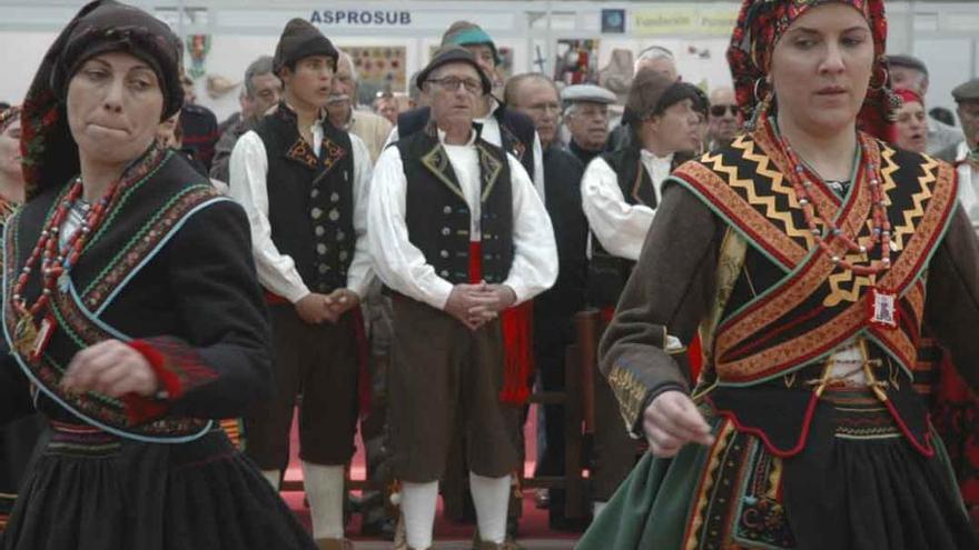 Un grupo de folclore actúa durante el Día de la Comarca de 2013 en Fonfría.