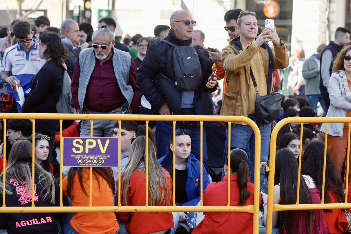 La plaza del Ayuntamiento, a reventar para la mascletà del viernes 13 de marzo: el sol dispara el ambiente fallero
