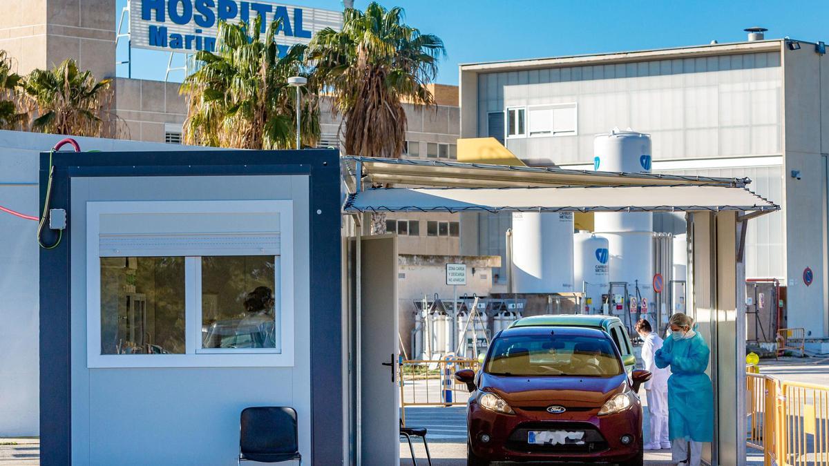 Realización de pruebas PCR en el exterior del Hospital de La Vila Joiosa.