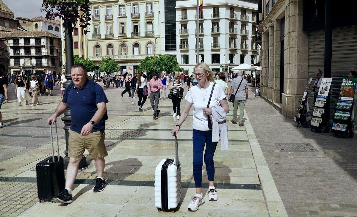Turistas con sus maletas en la calle Larios de Málaga