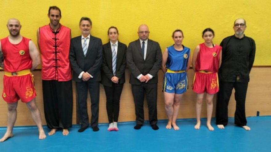 Aspirantes a los cinturones y la titulación de arbitraje de wushu. |