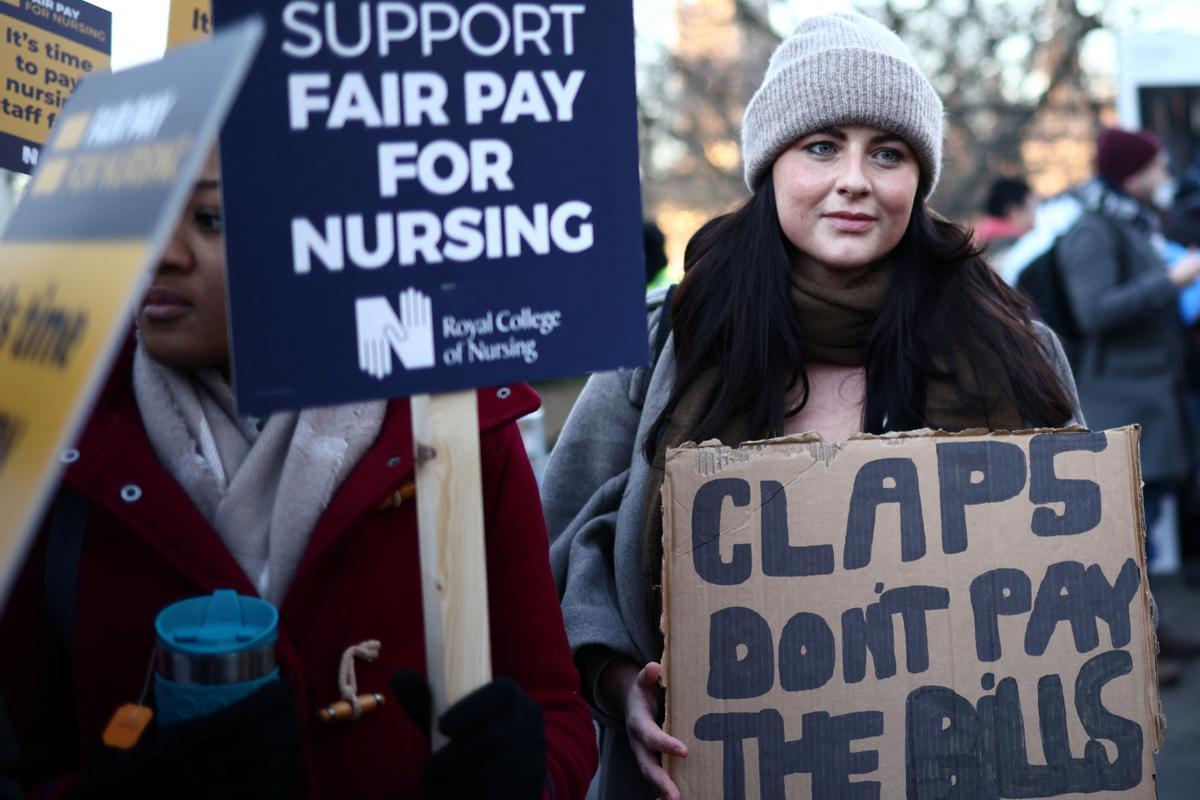 Protesta de enfermeras del sistema de salud público del Reino Unido (NHS, por sus siglas en inglés), frente al Hospital St. Thomas de Londres. Reclaman recibir un salario digno acorde con el trabajo que realizan.